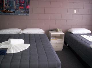 Broadway Motor Inn - 1