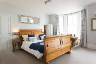 Seaside Retreat in North Bay - with parking - 8
