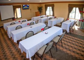 Best Western Plus Raffles Inn & Suites - 6