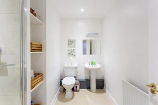 Stylish and Homely 4 Bedroom Home in East London - London - 4