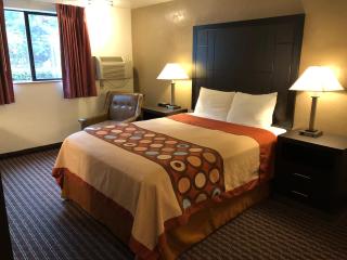 Super 8 by Wyndham Lacey Olympia Area - Lacey - 1