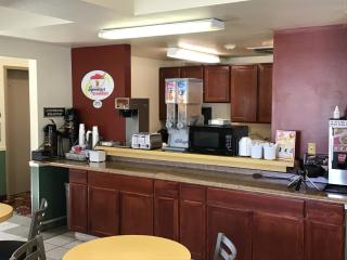 Super 8 by Wyndham Salmon - 7