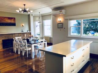 Riverbank villa - Devonport - 6