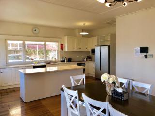 Riverbank villa - Devonport - 5
