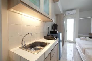 Minimalist Studio Room at The Springlake Apartment Sumarecon Bekasi By Travelio - Bekasi - 3