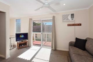 Hibiscus Court 2 fantastic air conditioned 3 bedroom unit - 5