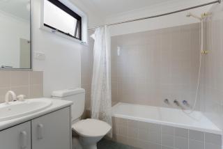 Carindale, 2 19-23 Dowling Street - First floor unit with air con, complex pool and tennis court - 1