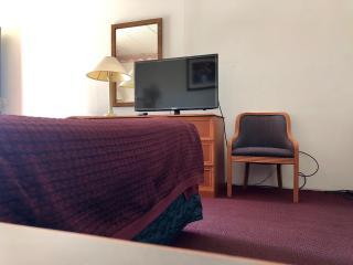 Kewanee Motor Lodge - 2