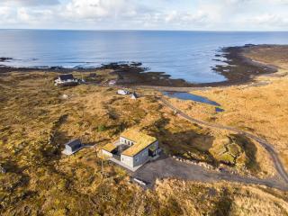 Hvassahraun Cabin by the Sea - Vogar - 0