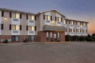 Travelodge by Wyndham Jefferson City - Jefferson City - 1