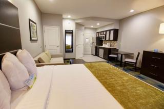 Days Inn & Suites by Wyndham Port Arthur - Port Arthur - 1