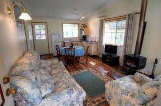 Accommodation Creek Cottages & Sundown View Suites - 3