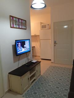 3 Stairs Only to Cozy Flat on Hillel st - 9