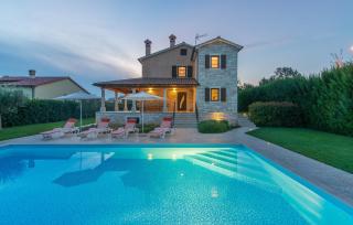 Spacious Villa Nikka with Beautiful Garden and Pool - 8