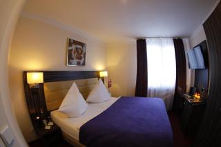 Hotel Famosa - Düsseldorf - 6