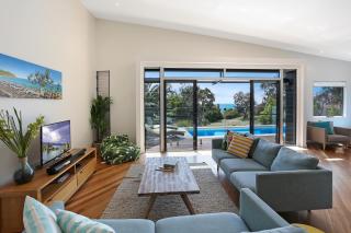 Barefoot Bungalow - Castaways Beach - 0