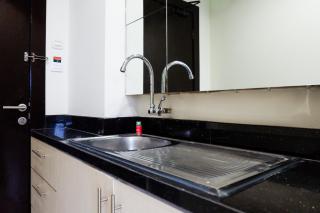 Comfy 1BR Twin Tower Apartment By Travelio - Surabaya - 2