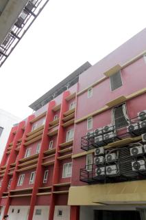 RedDoorz Plus near Galaxy Bekasi - Bekasi - 8