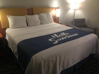 Days Inn & Suites by Wyndham Cincinnati North - 1