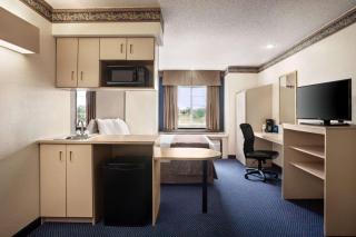 Travelodge by Wyndham Fort Scott - Fort Scott - 8