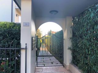 DesenzanoLoft Official Partner MARRIOTT Homes & Villas - Bea House, Sirmione with Private Garden and share Pool - Sirmione - 4