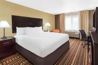 Days Inn & Suites by Wyndham Davenport East - Davenport - 3