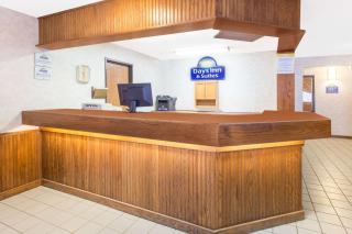 Days Inn & Suites by Wyndham Davenport East - Davenport - 8