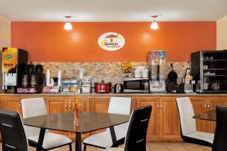 Super 8 by Wyndham Holton - Holton - 5