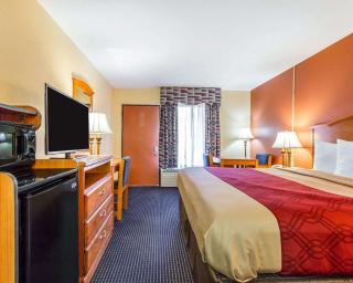 Econo Lodge Inn & Suites - 3