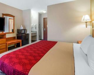 Econo Lodge - 4