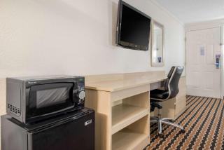 Rodeway Inn - 3