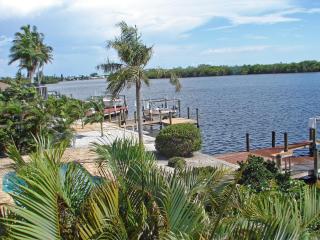 Kokopelli Villa - Matlacha waterfront close to Cap Coral - private home locally managed, fair & honest pricing - Matlacha - 3