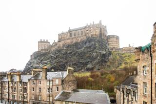JOIVY Classic Apt with Castle Views in Old Town - Edinburgh - 8