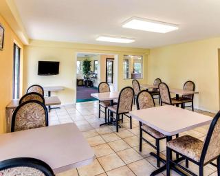 Rodeway Inn & Suites Hwy 290 NW - 1