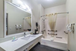 Quality Inn & Suites Canton - Canton - 9