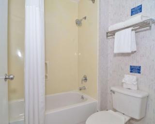 Econo Lodge San Antonio South - 2