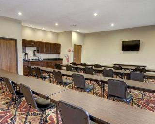 Comfort Inn & Suites - Alvarado - 1