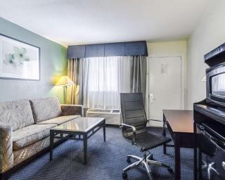 Rodeway Inn & Suites Williamsburg Central - 1