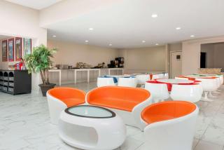 Clarion Inn & Suites Kissimmee-Lake Buena Vista South - Kissimmee - 3
