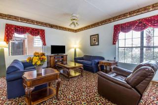 Econo Lodge Inn & Suites Albany North - 6