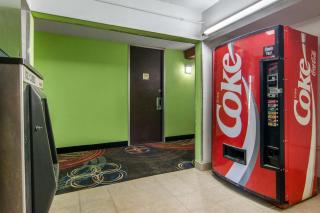 Travelodge by Wyndham Forsyth - Forsyth - 4