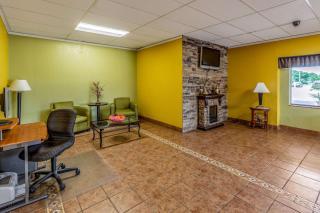 Econo Lodge Inn & Suites - Newton - 2