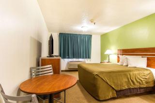 Econo Lodge Inn & Suites Pekin - Peoria Area - 1