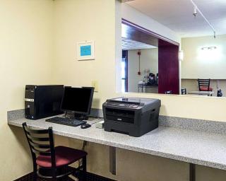 Holiday Inn Express - Fall River North - 1