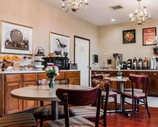 Econo Lodge & Suites - 6