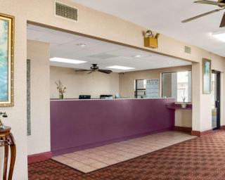 Econo Lodge Greenville - 8