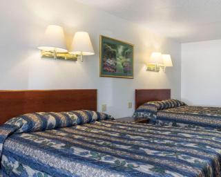 Rodeway Inn - West Fargo - 2