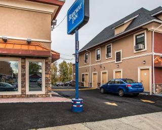 Rodeway Inn Belleville - 3