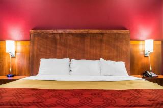Econo Lodge - 2