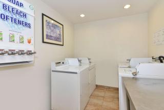 Best Western Plus Raffles Inn & Suites - 4